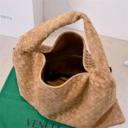 BV Large Hop Shoulder Bag In Suede Caramel