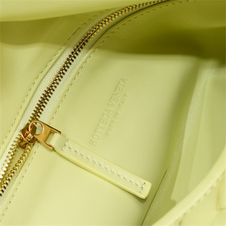 BV Large Hop Shoulder Bag In Calfskin Icecream