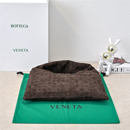 BV Hop Shoulder Bag In Suede Fondant