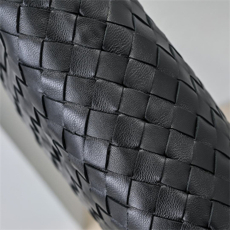 BV Hop Shoulder Bag In Calfskin Black