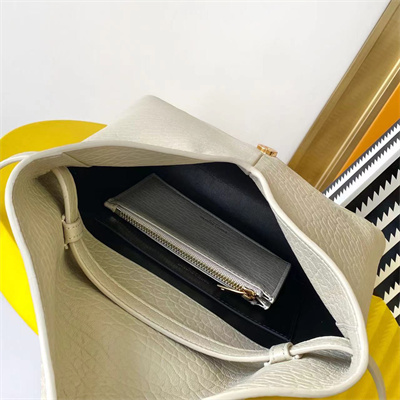 Y.S.L CASSANDRE Envelope Messenger In Grained Lambskin Cream