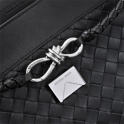 BV Medium Andiamo Messenger Bag In Calfskin Black