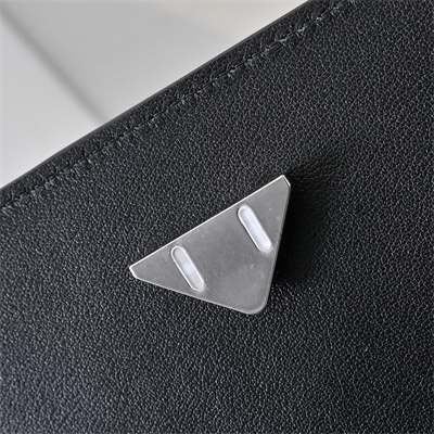 BV Medium Andiamo Messenger Bag In Calfskin Black