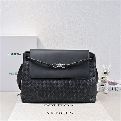 BV Large Andiamo Messenger Bag In Calfskin Black