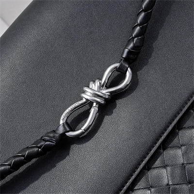 BV Large Andiamo Messenger Bag In Calfskin Black