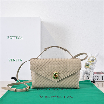 BV Knot Lock Bag In Lambskin Ecru