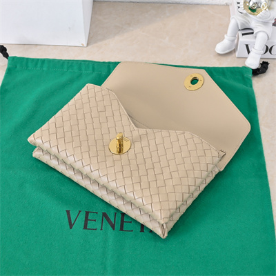 BV Knot Lock Bag In Lambskin Ecru
