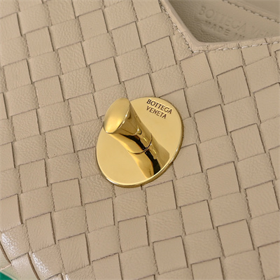 BV Knot Lock Bag In Lambskin Ecru