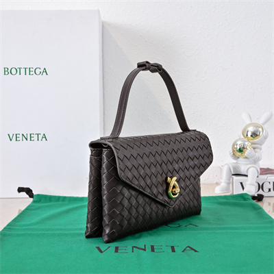 BV Knot Lock Bag In Lambskin Fondant