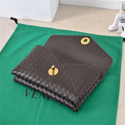 BV Knot Lock Bag In Lambskin Fondant