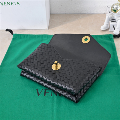 BV Knot Lock Bag In Lambskin Black