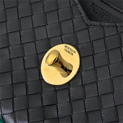 BV Knot Lock Bag In Lambskin Black