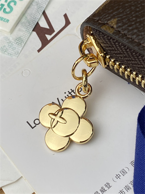 L.V  Zippy Wallet Vivienne Winter Holidays Monogram Canvas Snowy Pearl M26256